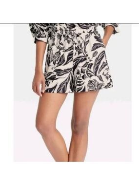 NWT Who What  Wear Women Black & White Short Size M